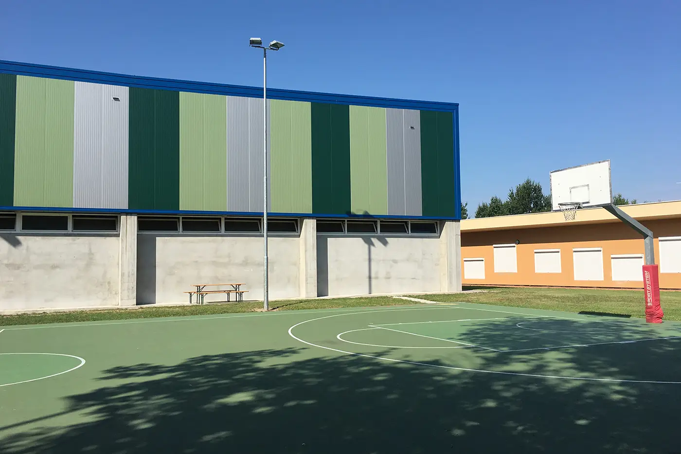 Campo da baseball con sfondo la palestra verde ristrutturata
