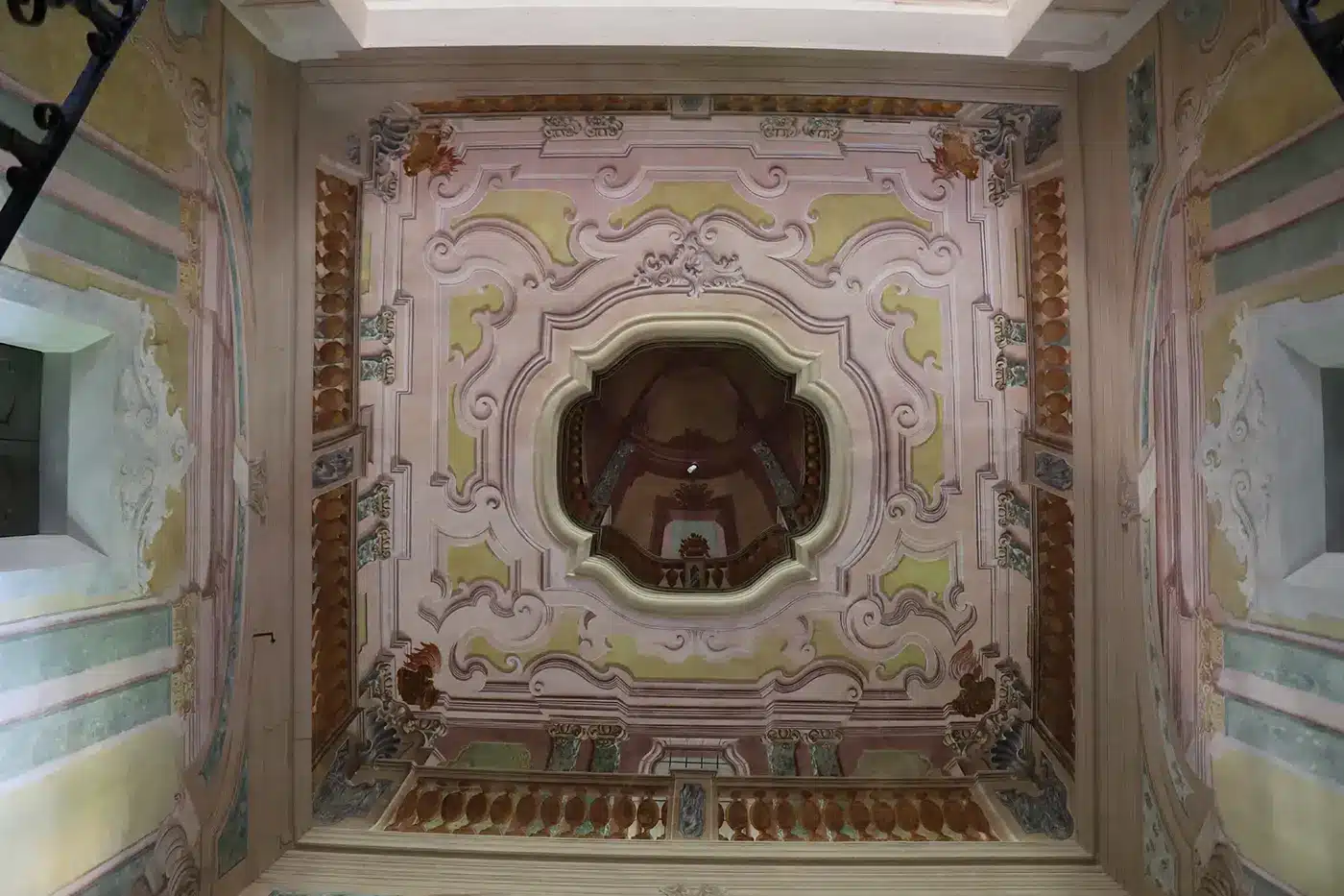 Dettagli di un antico soffitto restaurato rosa e giallo