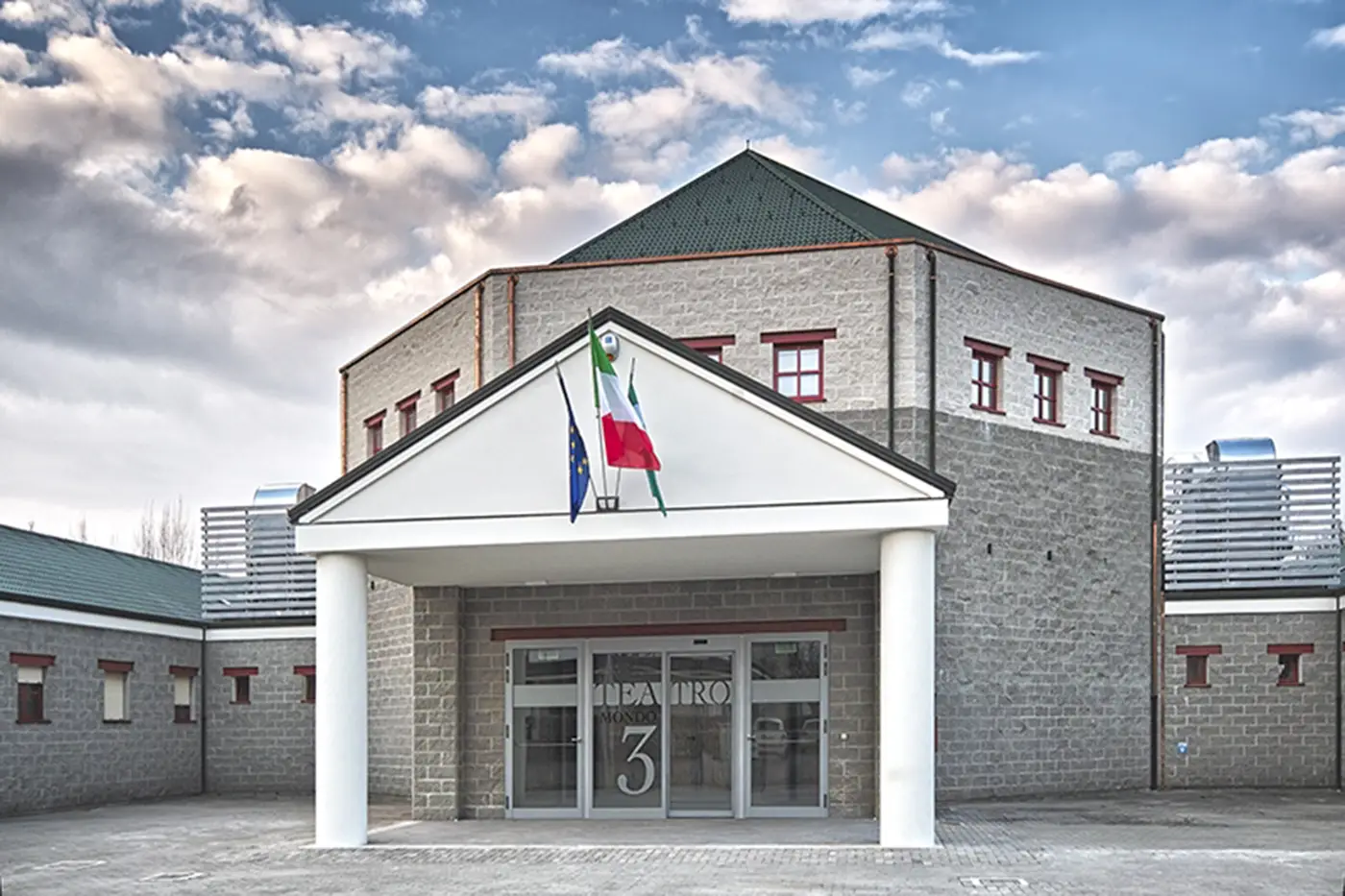 Teatro bianco ristrutturato vicino a Reggio Emilia